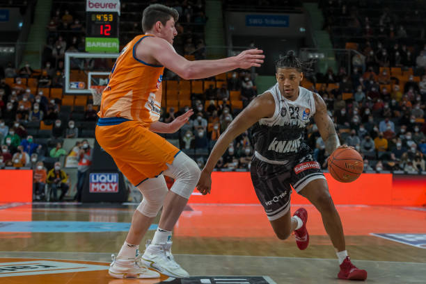 一名后卫 一名后卫